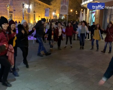 Хоро се изви до Римския стадион, селфита до надписа Пловдив 2019 ВИДЕО