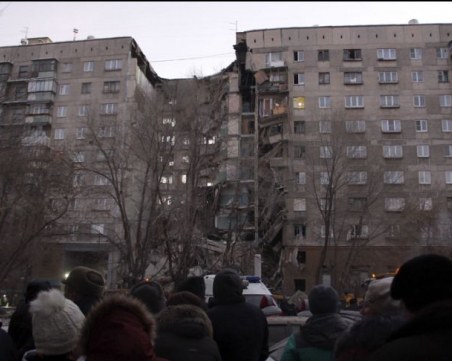 Извадиха живо бебе изпод руините на срутилия се блок в Русия СНИМКИ