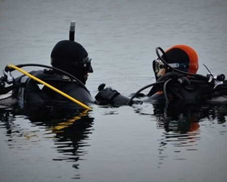 Пловдивски водолази откриха тялото на младоженец, полетял с колата си във водата след семеен скандал
