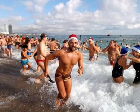 Стотици отбелязаха 2019 г. с масово гмуркане в ледени води СНИМКИ