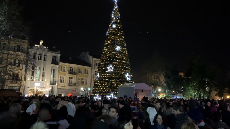 Хиляди пловдивчани посрещнаха Нова година в центъра на новата културна столица СНИМКИ+ВИДЕО