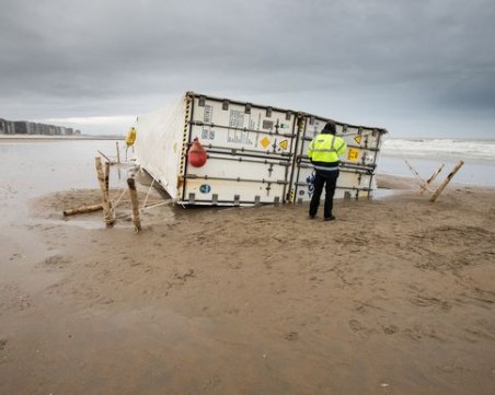 Плоскоекранни телевизори изплуваха по плажовете в Холандия
