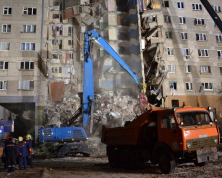 Расте броят на жертвите от срутилия се блок в Русия