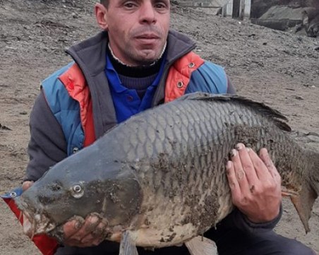 Рибар се бори повече от час с шаран гигант