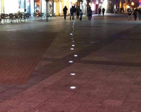 Светещите павета на Пловдив лъкатушат пиянски... Трезвен ли е бил този, който ги е слагал? СНИМКИ