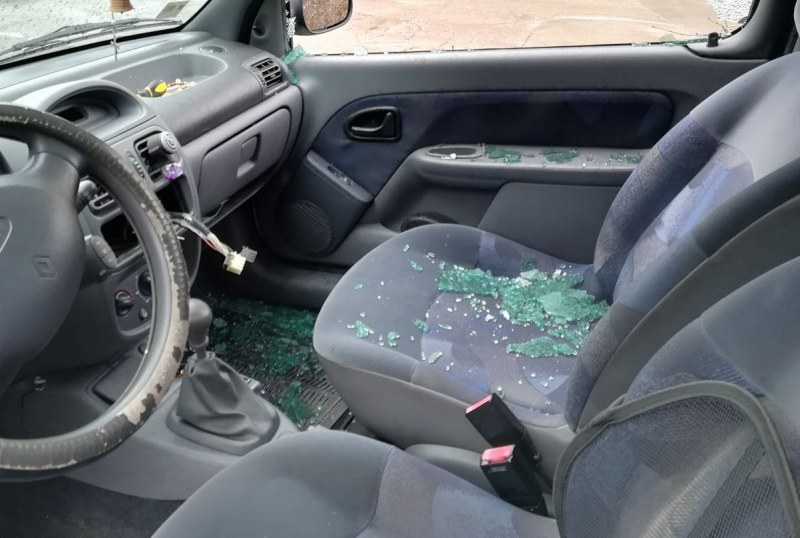 Крадец разби прозорец на кола в Асеновград! Задигна евро и техника