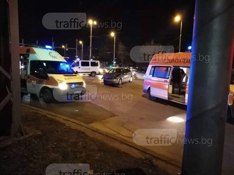 Меле между две коли на пловдивски булевард, дете е откарано с линейка СНИМКИ