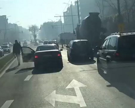 Бой на пътя в Пловдив! Агресор откърти странично огледало на 19-годишен