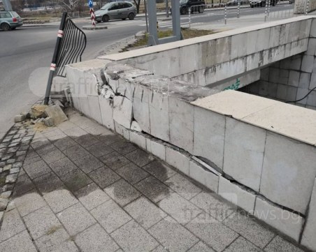 Дрогираният шофьор се опитал да влезе в подлез в центъра на Пловдив СНИМКИ