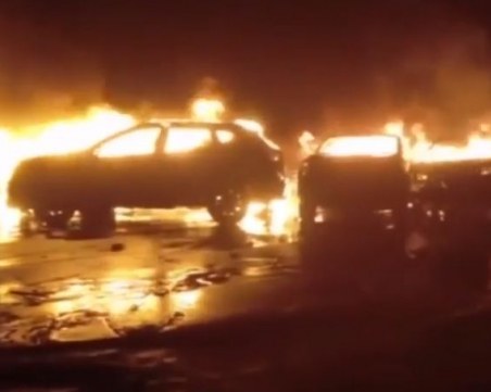 Два от изгорелите шест автомобила - собственост на 25-годишна дама