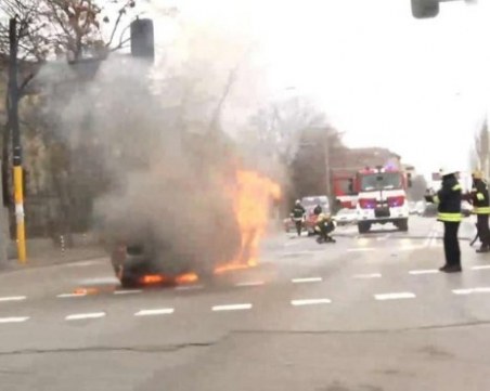 Кола изгоря в движение в центъра на София ВИДЕО