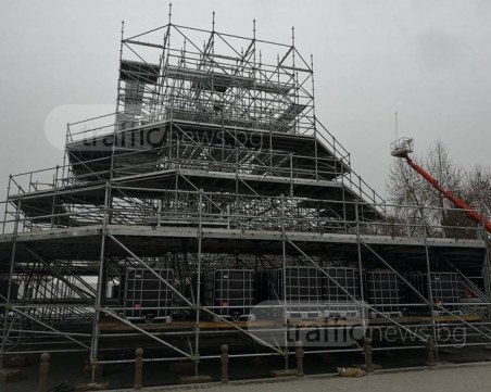 Кулата вече се извисява над Пловдив! Мегасцената стигна четвърто ниво СНИМКИ