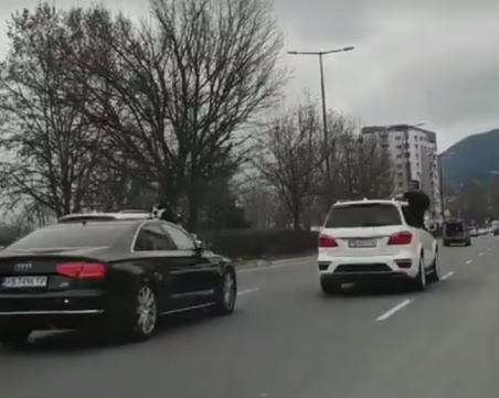 Младежи с автомати се провесиха от лъскави джипове в центъра на Асеновград ВИДЕО