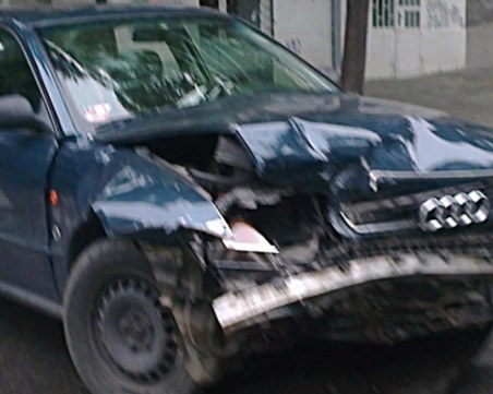 Сблъсък между две аудита край Велинград! Блъснаха пешеходка, единият шофьор избяга