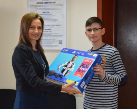 Шестокласник от Пловдив спечели плейстейшън от НАП СНИМКИ