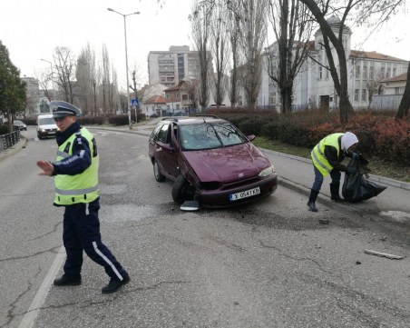 Шофьор се заби в електрически стълб до църква в Хасково