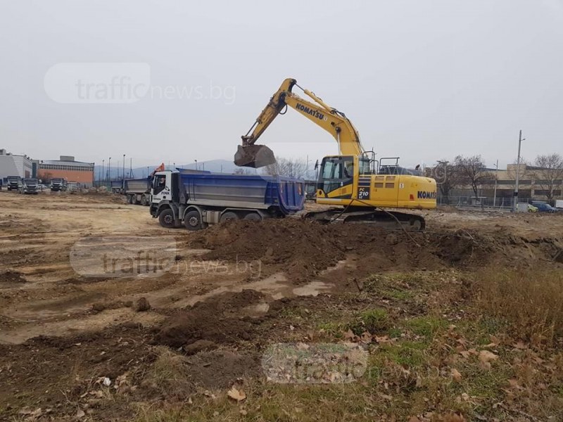 Багер проби газопровод  при строежа на “Томов Плаза“ СНИМКИ