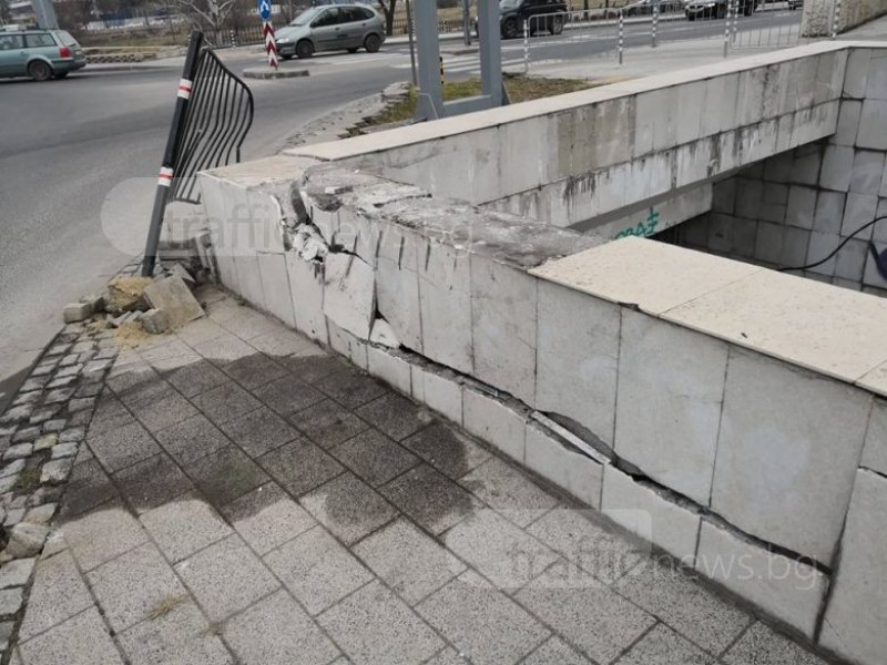 Дрогираният шофьор се опитал да влезе в подлез в центъра на Пловдив СНИМКИ