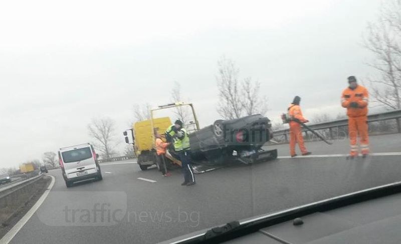 Кола се обърна по таван на магистрала Тракия СНИМКА