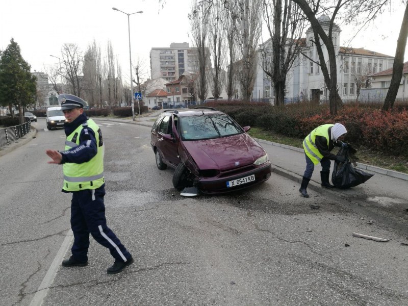 Шофьор се заби в електрически стълб до църква в Хасково