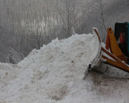 Близо половин метър е снежната покривка на връх Шипка