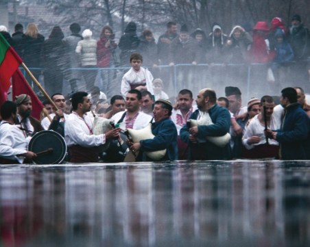 Богоявление е! Водите на Тунджа се пенят от мъжко хоро