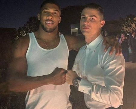 Джошуа и Роналдо кръстосаха юмруци в Дубай СНИМКИ