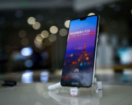 Huawei глоби служители, изпратили поздрав за ЧНГ през iPhone