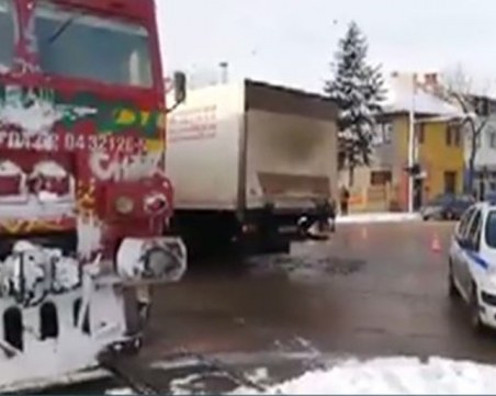 Камион се удари в пътнически влак на железопътен прелез