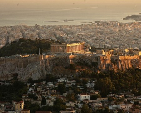Мъж се хвърли от Свещената скала на Акропола и загина
