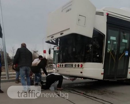 Пламна градски автобус на Брезовско шосе! Пловдивчани слязоха да помагат СНИМКИ