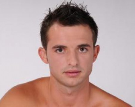 Секси учител от Сандански лъсна гол на снимки! Оказа се футболист и певец