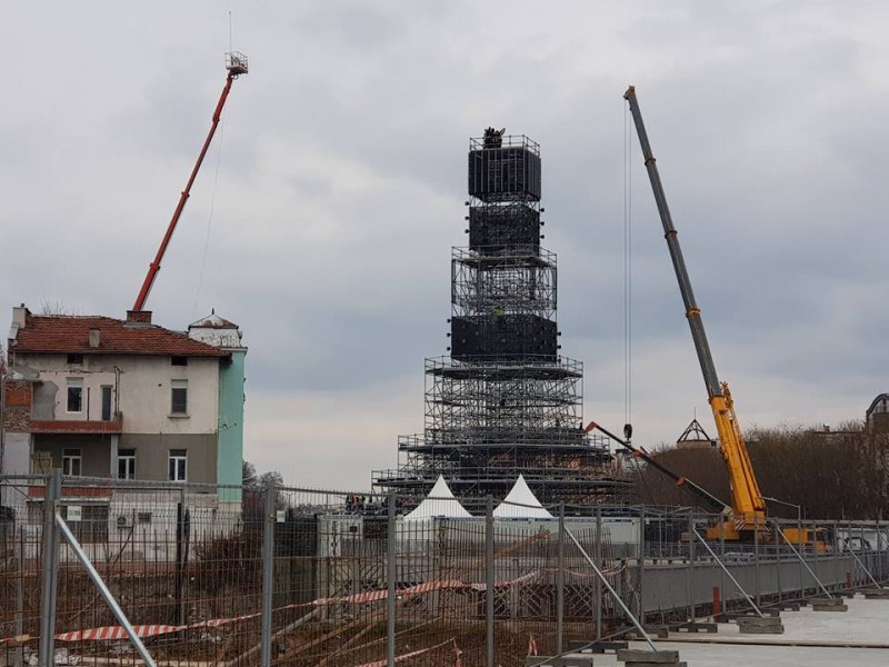 Ето я! Кулата за голямото откриване на ЕСК 2019 вече е монтирана СНИМКИ