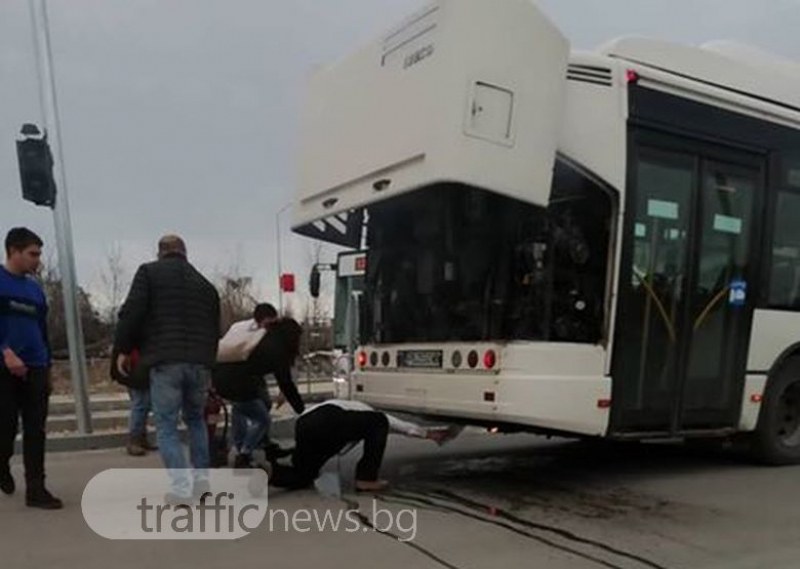 Пламна градски автобус на Брезовско шосе! Пловдивчани слязоха да помагат СНИМКИ