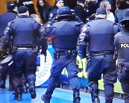 Бой между баскетболни фенове, летят столове СНИМКА