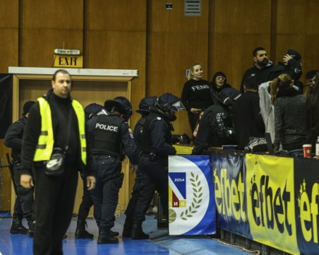 Бутилки с урина хвърчат от агитките на баскетболния мач, бившият на Златка в центъра на мелето