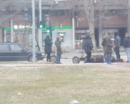 Кола помете кон с каруца на изхода на Пловдив СНИМКИ