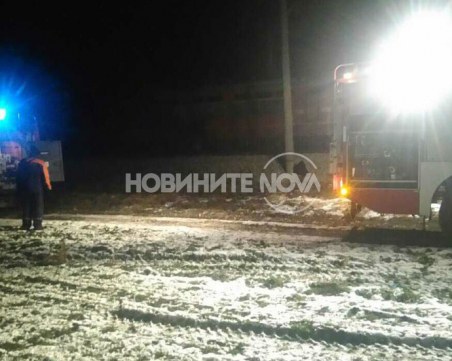 Локомотив на пътнически влак се запали, евакуират пътниците СНИМКИ