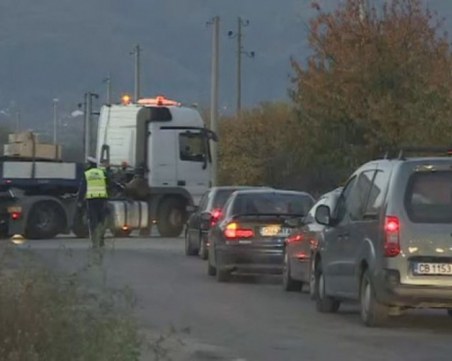 Меле между ТИР и кола, жена е починала