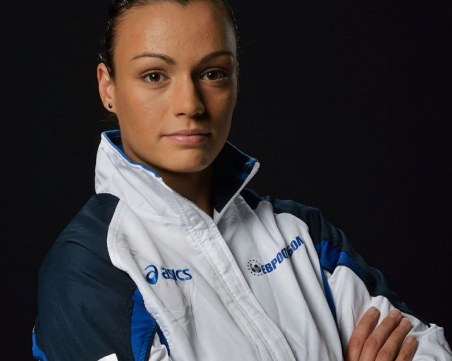 Тя е красива, но внимавайте – владее три бойни спорта СНИМКИ