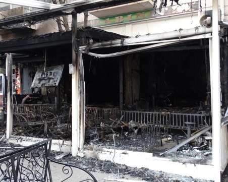 Заведение изгоря до основи, евакуирани са хора СНИМКА