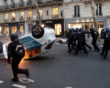 “Жълтите жилетки“ нахлуха в министерството, палят коли