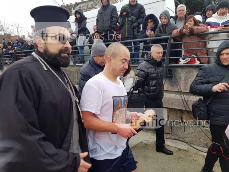 31-годишен от Свиленград извади кръста от ледените води на Марица СНИМКИ И ВИДЕО