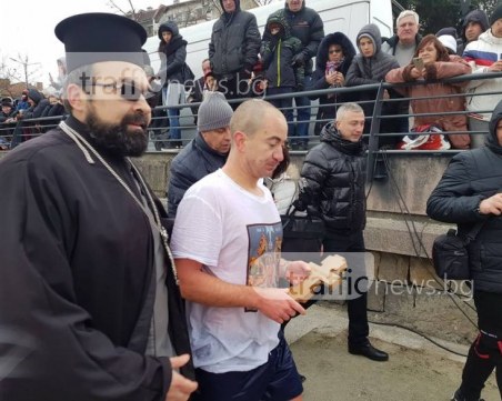 31-годишен от Свиленград извади кръста от ледените води на Марица СНИМКИ И ВИДЕО