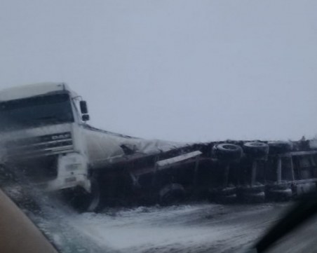 Аварирал тир запуши движението през Прохода на Републиката