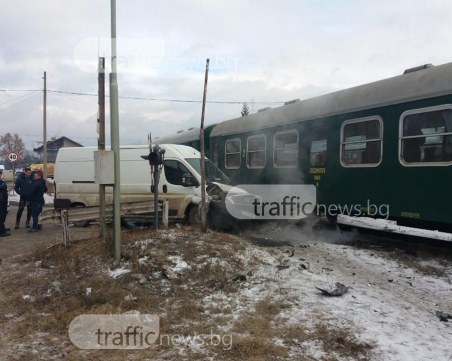 Бус мина на прелез и бе пометен от теснолинейката за Велинград