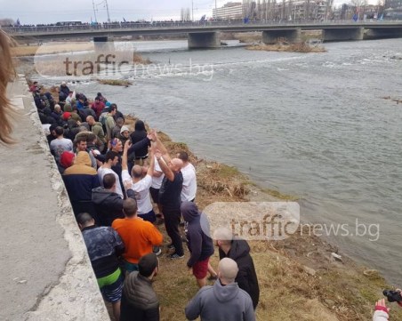 Хиляди на хвърлянето на кръста в Марица, 87 ще скачат, отстраниха мъртвопиян СНИМКИ