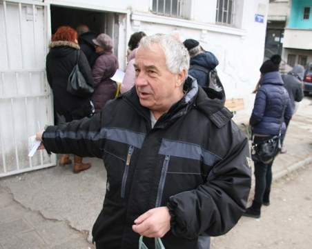 Инвалиди припадат по опашки за винетки в Пловдив СНИМКИ