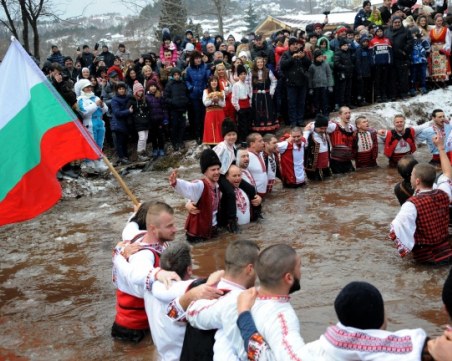 Конкуренция на Калофер! И в Зверино извиха мъжко ледено хоро СНИМКИ