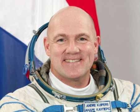 Космонавт звънна погрешка на спешния номер 911